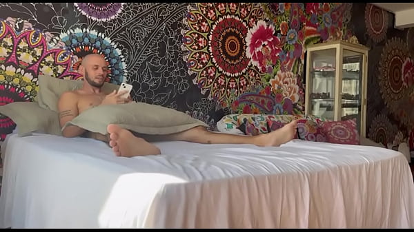 A corninha saiu e o safado na hora me ligou pra relaxar, cheguei la ele ja estava de pau duro me esperando.