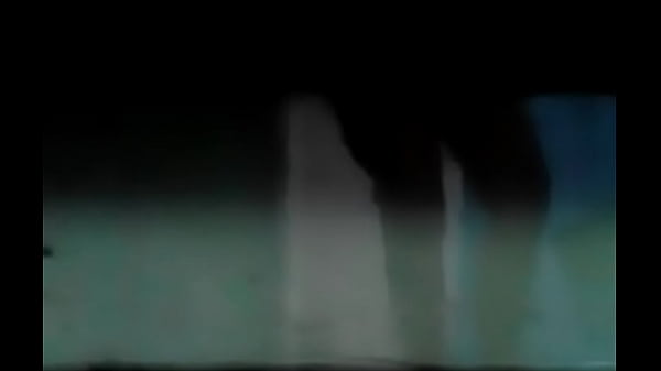 Mi sobrino me espia por debajo mientras me bañaba