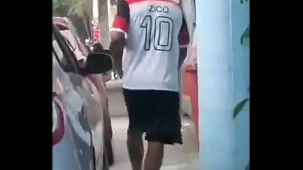 Compilado de Machos mijando em público