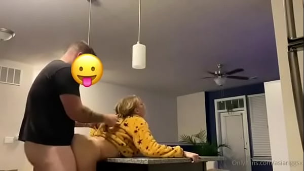 Asia Riggs es muy puta y la follan en la cocina