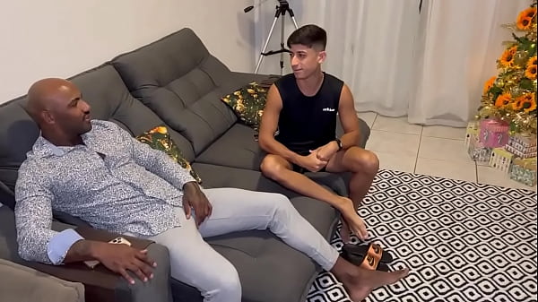 Download Video - Levando piru do meu padrasto e seu amigo dotadao na noite de natal  Tom Black3  Patrick Jesus  Juninho Oficial