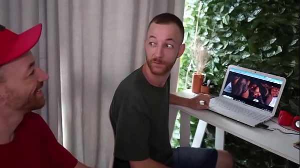 Gêmeos transando gostoso com a novinha vendada!Twins having good sex with the blindfolded girl!#twinsbrothers #Twinscu ...