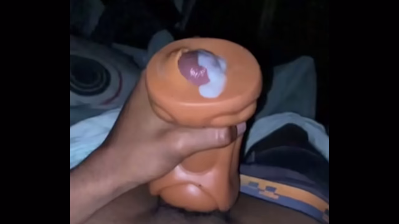 POV, escucha como hablo sucio en espa&ntilde_ol mientras masturbo mi gran polla negra con mi fleshlight hasta conseguir una corrida jugosa de mi BBC
