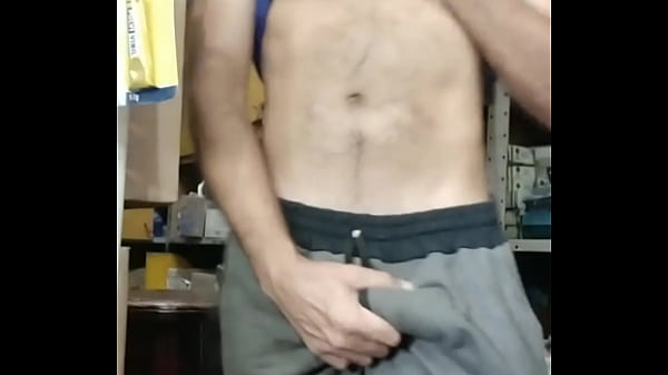 Exibicionismo: peludo bem-dotado no almoxarifad...