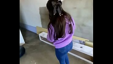 Download Video - Empleada de servicio hace unas deliciosas mamadas de chimbo y salta por el ano como si no tuviera chocha esa zorra