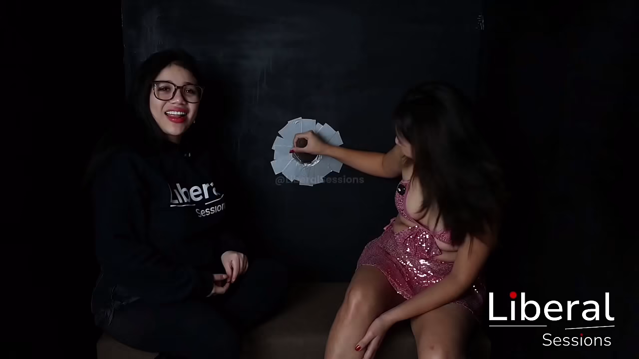 chica petite tiene sexo oral con desconocidso en glory hole