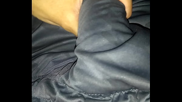 Apertando o pau por cima do short e brincando d...