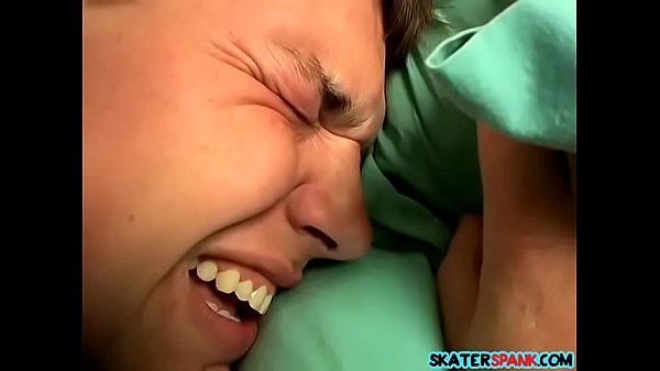 Download Video - Dominant skater dude Ian spanking horny Jeremiah Johnson