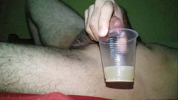 Victor esporrando no copo