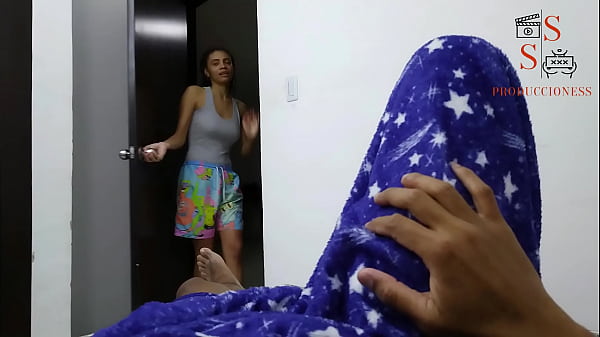 Download Video - ENCUENTRO A MI HERMANASTRO CON SU PENE ERECTO Y TERMINAMOS FOLLANDO 1 PARTE