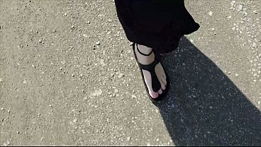 Outdoor im schwarzen Kaftan und Barfu&szlig; in schwarzen Birkenstocks
