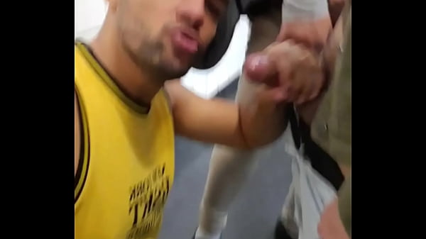 MAMADOR CHUPANDO VARIOS MACHOS NO WC DO TERMINA...