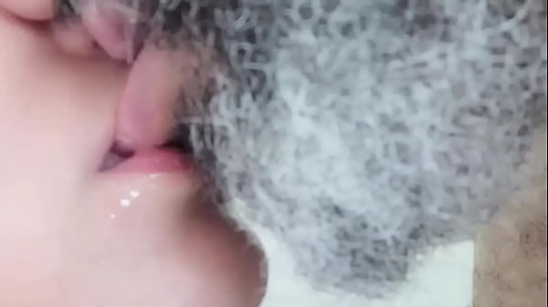 Pegação e preliminares lambendo e chupando mamilos e finalizando com anal