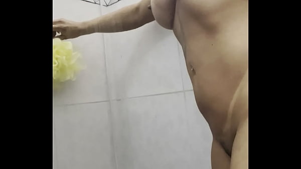 brincando com meu consolo no banho