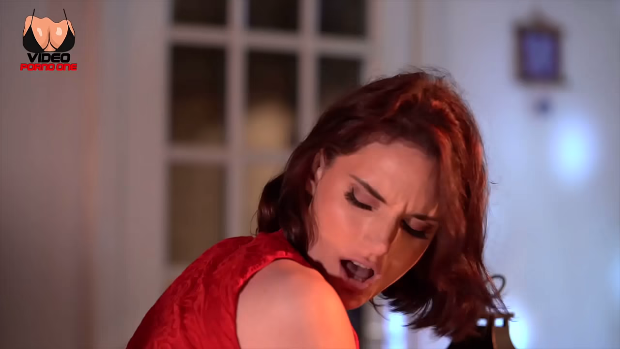 Une milf se fait enculer fortement dans la cuisine par un invit&eacute_ le soir de no&euml_l !