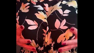 Ich spiele wieder mit meinen Brüsten bei der Arbeit. 3  Min