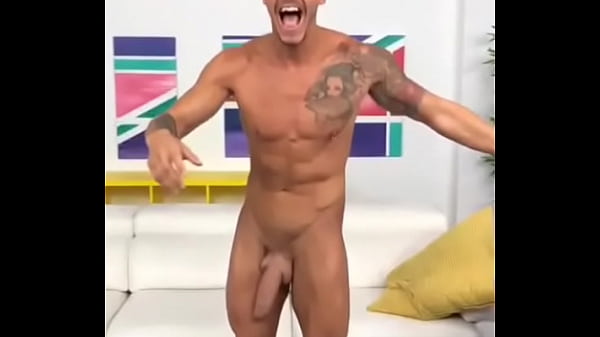 Chris diamond saltando desnudo