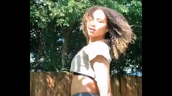 thumb cameltoe
