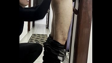同僚同士が会社の廊下で関係を持ち、セックスをする。