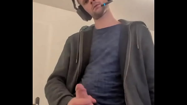 Game ON... et plus encore ! Casque de gaming sur la tête, joystick dans une main... mais l’autre mane...