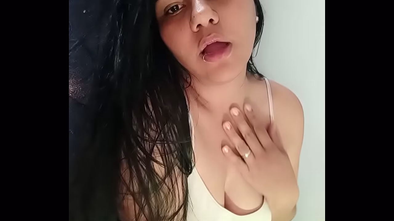 Allisonvega haciendo streaptease con shor de jean y franela corta