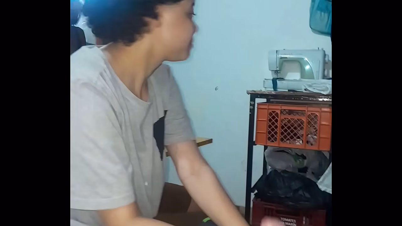 Trio caliente !! Mi esposa encuentra a su mejor amiga chupandome el pen&eacute_ y se une. Hacemos un tr&iacute_o genial.