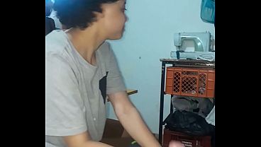 Trio caliente !! Mi esposa encuentra a su mejor amiga chupandome el pen&eacute; y se une. Hacemos un tr&iacute;o genial.