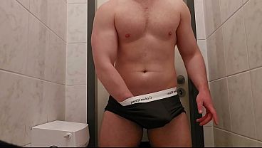 Muskul&ouml;ser Deutscher Daddy wichst fetten Schwanz in &ouml;ffentlicher Toilette - PhantomGentX