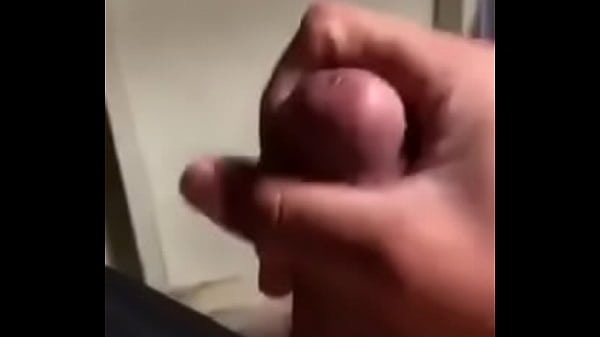 Latino jalándose la verga
