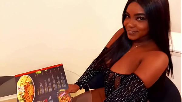 MADRASTRA ME ESPERA EN UN RESTAURANTE PARA CHUP...