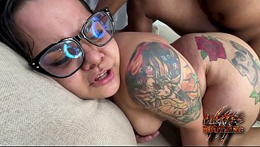 彼女のお尻をめちゃくちゃにして、ソファーまで壊しちゃったよ、トレーラーを叩きまくって