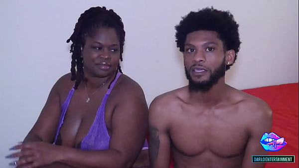 Ebony in Yellow jumping pon Dildo