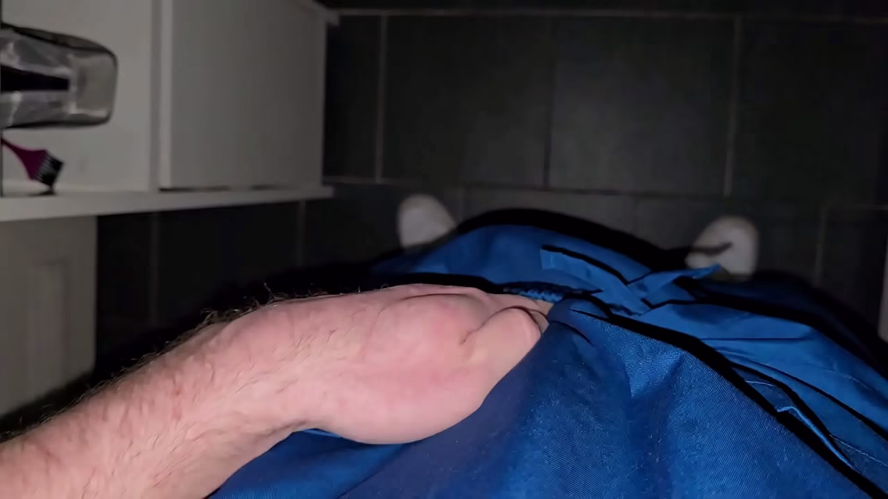 Deutscher Arzt auf Toilette wichst und l&uuml_ftet Geheimnis mit Patient - PhantomGentX