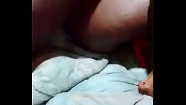 黒人の若い女性が激しくファックされて、それでもまだもっと黒人のペニスを求めて泣いていた