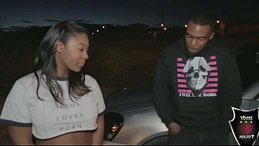 野心的なブーティが、ローム・メジャーのペニスを後ろからドギー体位で奥深くまで受け入れる!