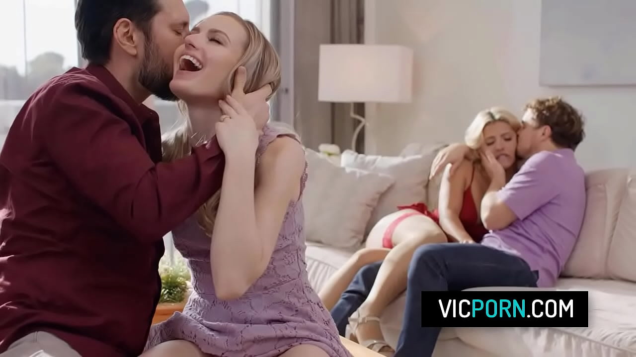 Cuarteto de swingers calientes - Scarlett Sage, Carlita Ray
                      porn sex hardcore blonde blowjob deepthroat foursome swingers group sex latina milf scarlett sage real swingers carlita roy muchos negros
