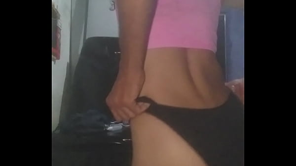 Cdzinha de legging bem apertadinha com brinqued...