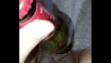 GretaLa - incinta eccitata si strofina la bottiglia