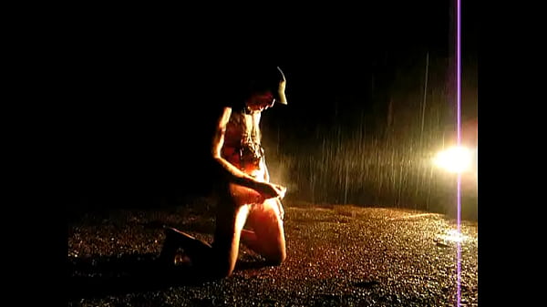 Bdsm sur tetons sous la pluie