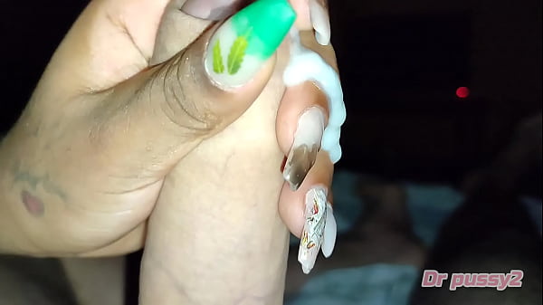 DR PUSSY2 - Meia irm&atilde; putinha acorda o filho da sua madrasta com punheta matinal surpresa