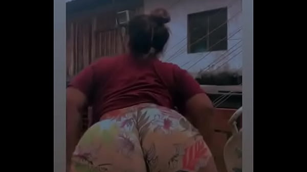 Gostosa exibindo sua grande bunda no instagram