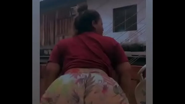Gostosa exibindo sua grande bunda no instagram