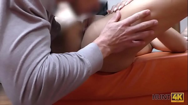 Download Video - HUNT4K&period; S&uuml;&szlig;e Rache vor den Augen ihres Freundes