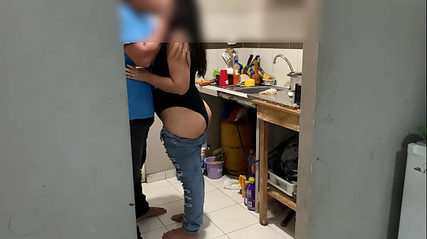 Download Video - Me culeo a mi amiga en la cocina esta enojada por que el marido la mando a lavar los platos le meto la verga en la vagina y en la boca y el pendejo del marido ve television ni cuenta se da