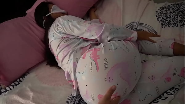 Download Video - Me qued&eacute; cuidando a mi dulce hermanastra y la fui a visitar en la noche&comma; como le gusta
