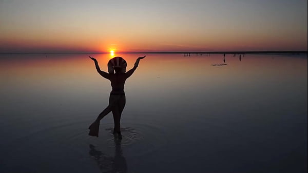 Download Video - Walk seminude by salt-lake Elton in Egypt style