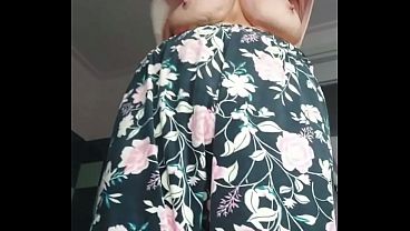Oma neukt harige kut met dildo