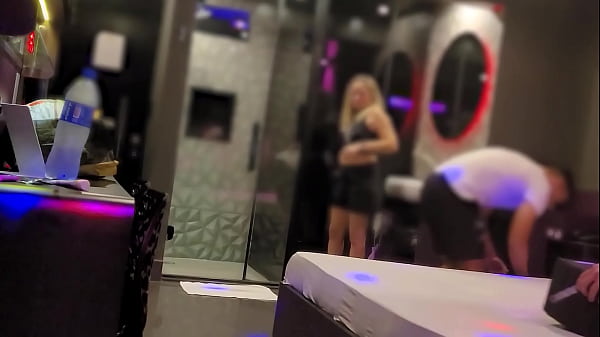 Coroa Milf ensina o novinho como foder uma casada na frente do corno