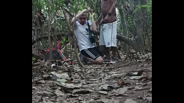 Download Video - Novinho se perdeu no mato e neg&atilde;o ajudou ele em troca do cuzinho &lpar;COMPLETO NO RED&rpar;