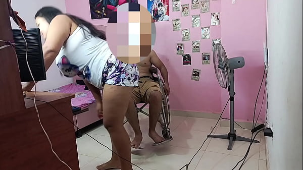 Ni&ntilde;era se folla as&iacute; paciente en villa de ruedas